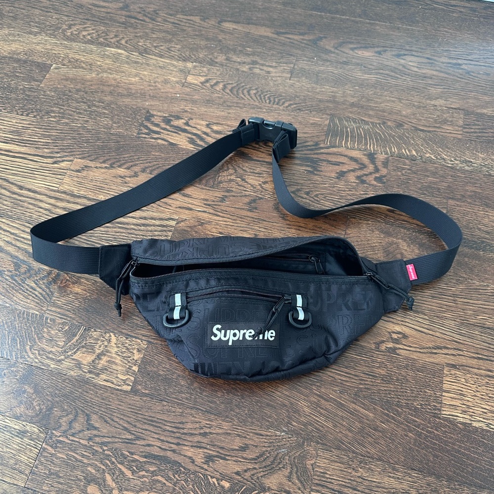 Supreme belt bag. Adjustable with inside pocket